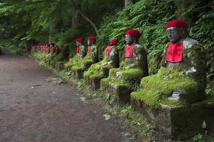 位于日本日光的大谷河和九济寺边的石像. 