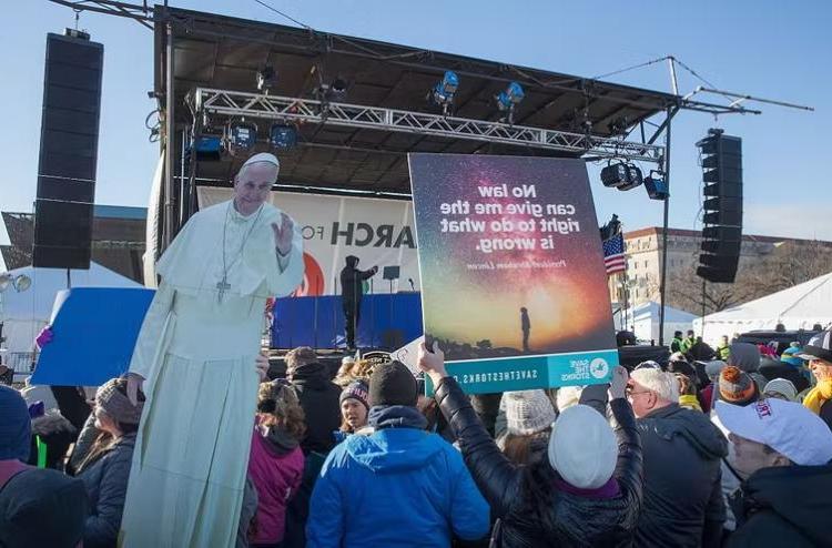 People opposed to 堕胎 gather at the Washington Monument during the 2017 March for Life rally in Washington, D.C.