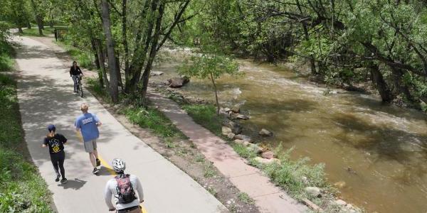 Cyclists 和 pedestrians using the Boulder Creek Path