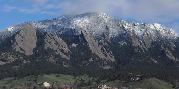 科罗拉多大学博尔德校区，背景是熨斗山